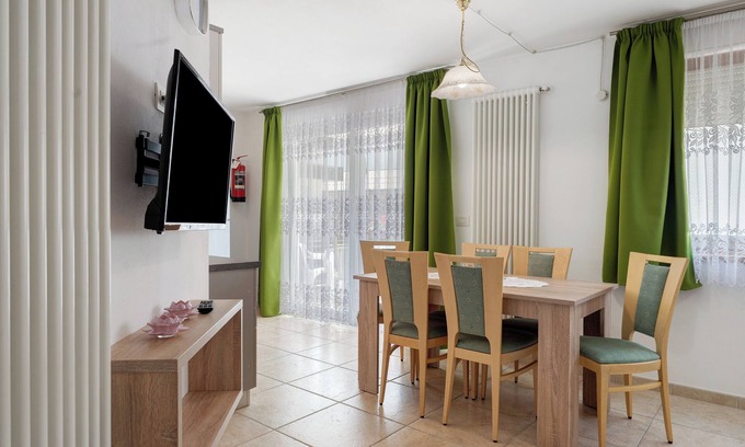 Predazzo Appartement | Appartement 'Night and Day 8' avec vue sur les montagnes, balcon et Wi-Fi.