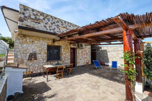 Gonnesa Appartement | Apartment Nuraghe, barrierefrei, auf Olivenhain