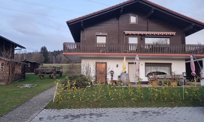 Arrach Appartement | Ferienwohnung "Nelly" - liebevoll eingerichtet mit gemütlichem Balkon in der Natur