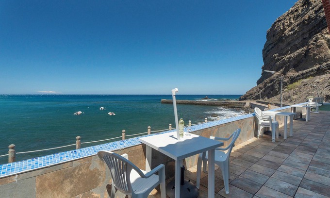 Alojera Appartement | Appartement 'Playa Azul - 5' avec vue sur la mer, terrasse privée et Wi-Fi