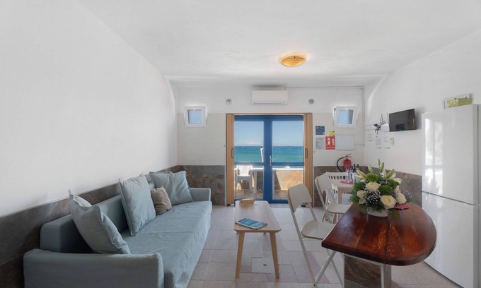 Alojera Appartement | Appartement 'Playa Azul - 4' avec vue sur la mer, terrasse privée et Wi-Fi