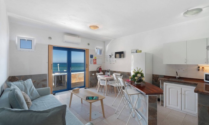 Alojera Appartement | Appartement 'Playa Azul - 3' avec vue sur la mer, terrasse privée et Wi-Fi