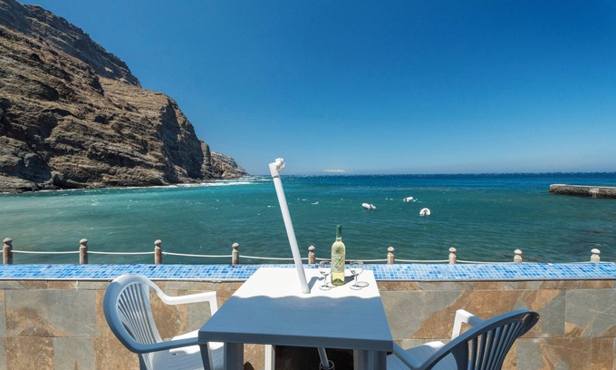 Alojera Appartement | Appartement 'Playa Azul - 2' avec vue sur la mer, terrasse privée et Wi-Fi