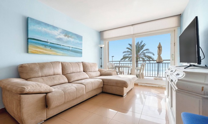 Cunit Appartement | Appartement 'Playa Primera Linea' avec vue sur la mer, piscine partagée et terrasse privée