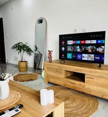 Cocody Appartement | Apartment Pool- Balcony- Parking- Self CheckIn- WIFI -A3