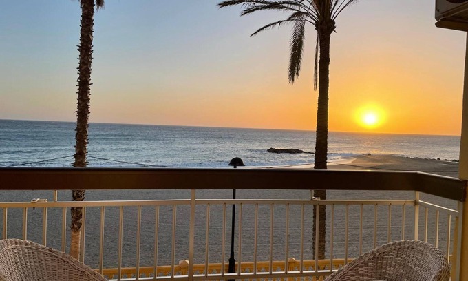 Torrenueva Appartement | Apartment 'Primera Linea De Playa' with Sea View, Wi-Fi and Air Conditioning