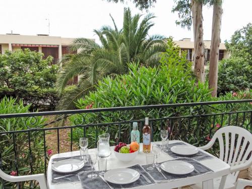 Saint-Cyr-sur-Mer Appartement | Apartment Provence Village-3 by Interhome