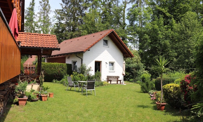 Lindau Appartement | Apartment 'Red' with Shared Garden, Balcony and Wi-Fi