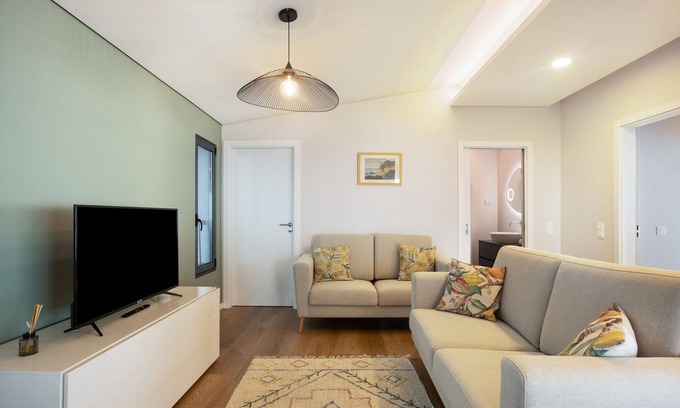Prazeres Appartement | Appartement "Referta Apartamento T1" avec vue sur la mer, terrasse privée et Wi-Fi.