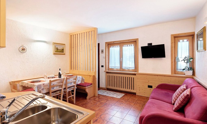 Teola Appartement | Appartement 'Résidence Attila Giardino' avec vue sur les montagnes, jardin partagé et Wi-Fi.