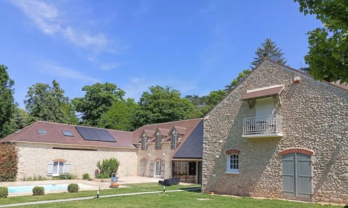 Ormoy-la-Riviere Appartement | Apartment 'Retraite Nature' with Shared Garden, Shared Pool and Wi-Fi