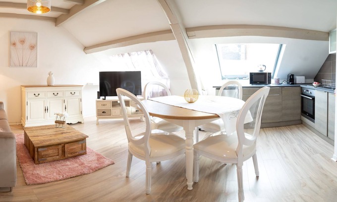 Epernay Appartement | Apartment-Romantic-Ensuite with Jet bath