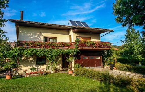 Postojna Appartement | Apartment & rooms Grmek