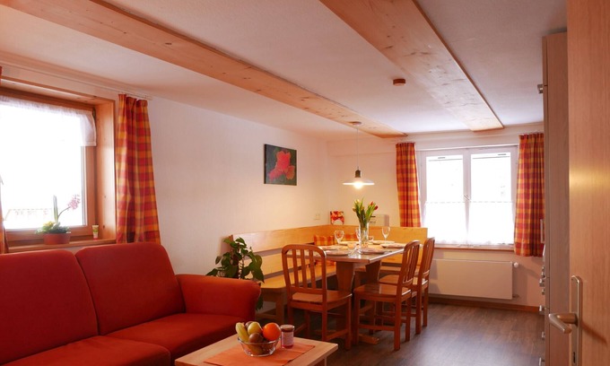 Weilheim Appartement | Apartment 'Rose' with Shared Garden, Balcony and Wi-Fi