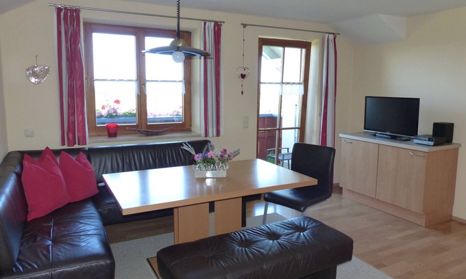 Stiefenhofen Appartement | Apartment 'Schwärzler' with Balcony and Wi-Fi