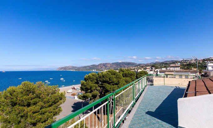 Marina di Patti Appartement | Appartement 'Seaview 2' avec vue sur la mer, Wi-Fi et climatisation
