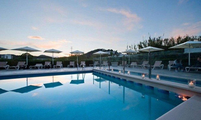 Santa Eulalia del Rio Appartement | Appartement Ses Veles 2 dormitorios près de la plage avec vue sur mer, piscine, Wi-Fi et jardin