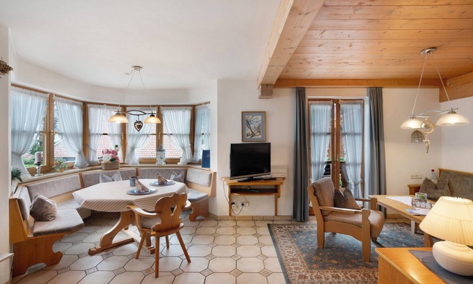 Mittenwald Appartement | Appartement "Silberdistel Nr 3" avec vue sur les montagnes, jardin partagé et Wi-Fi