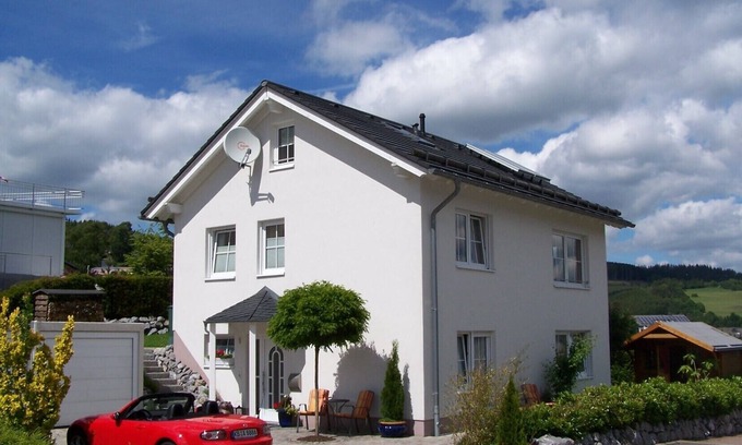 Ortsmitte Appartement | Appartement 'Sommerwind Am Finkenbusch' avec vue sur les montagnes, terrasse privée et Wi-Fi