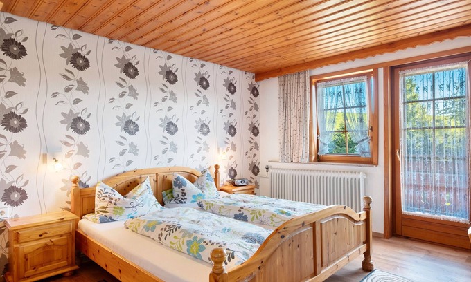 Furtwangen Appartement | Apartment 'Sonnenwinkel' with Mountain View, Shared Garden and Wi-Fi