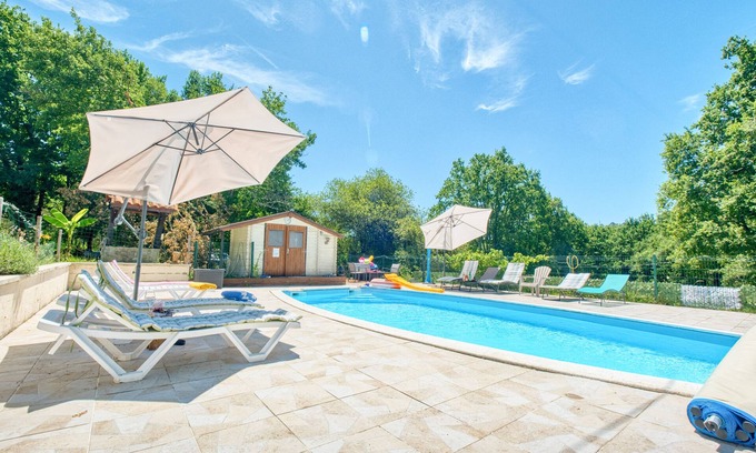 Bergerac Appartement | Apartment 'Stag' with Shared Pool, Wi-Fi and Air Conditioning