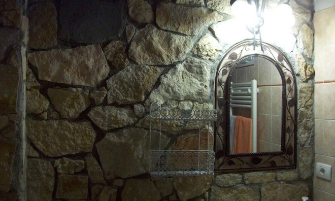 Rocchetta di Vara Appartement | Apartment 'Stanza Degli Elfi' with Shared Garden and Wi-Fi