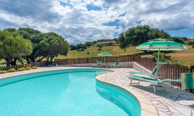 Aglientu Appartement | Appartement 'Stella Marina Piscina E Vista Mare' avec vue sur mer, Wi-Fi et climatisation