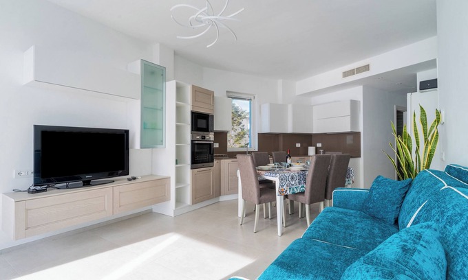 Gallipoli Appartement | Appartement "Suite Buena Vista" avec vue sur la mer, balcon et climatisation.