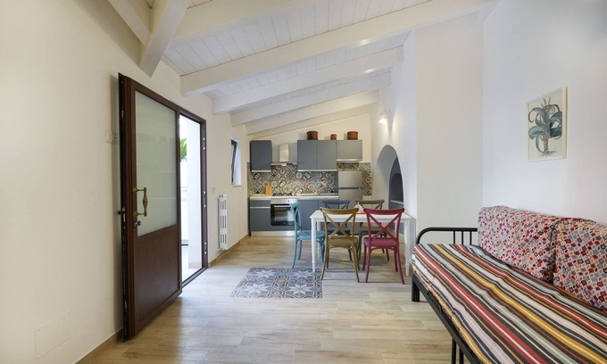 Rutigliano Appartement | Apartment 'Suite Sulle Mura' with Shared Terrace, Wi-Fi and Air Conditioning