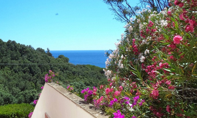 Capoliveri Appartement | Il Maretto, appartement immergé dans la tranquillité avec une vue splendide sur la mer