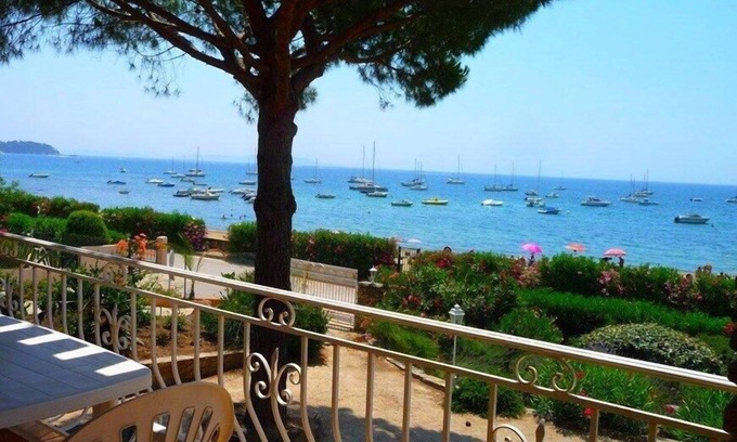 La Londe-les-Maures Appartement | APPARTEMENT T2 *** 4 pers. à 10m de la PLAGE avec VUE MER & PISCINE CHAUFFÉE (6)