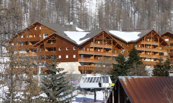 Allos Appartement | Appartement 'Terrasses De Labrau - Res Piscine' avec vue sur montagne et balcon