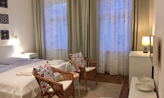 Neulerchenfeld Appartement | Apartment Top 30 mit Doppelbett im Wohnraum