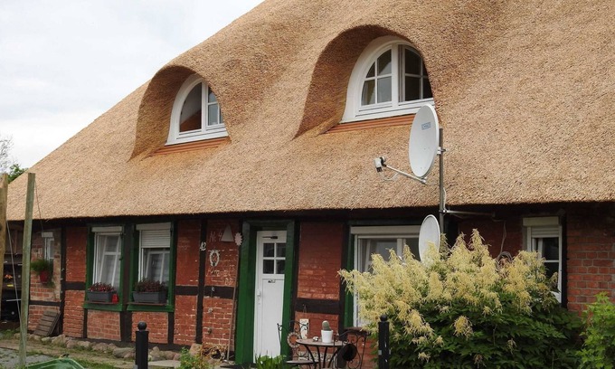 Demmin Appartement | Appartement 'Urlaub Unterm Reetdach' avec jardin privé et Wi-Fi