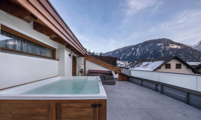 Predazzo Appartement | Appartement "Vacanze Arcobaleno - Giallo" avec vue sur la montagne, sauna et bain à remous