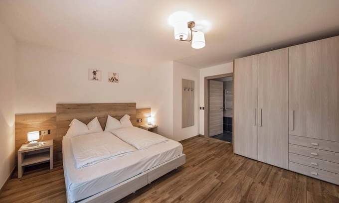 Predazzo Appartement | Appartement "Vacanze Arcobaleno - Viola" avec vue sur montagne, sauna et bain à remous