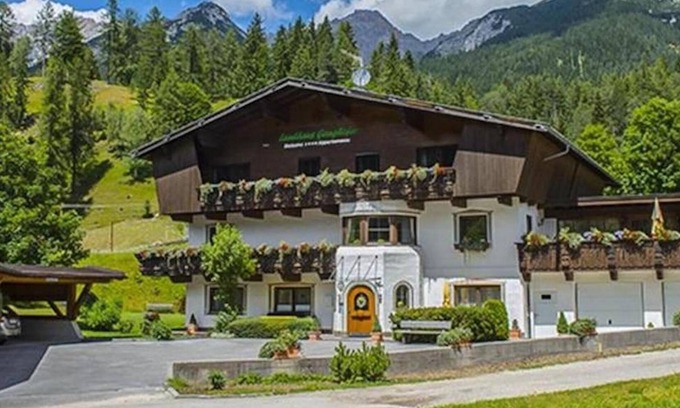 Leutasch Appartement | Appartement W6 Haus Ganghofer avec vue sur les montagnes, balcon et Wi-Fi.