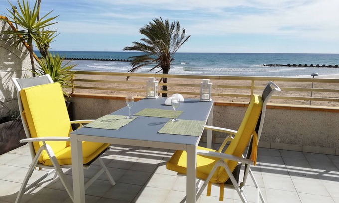 Cunit Appartement | Appartement avec une grande terrasse et une vue magnifique sur la plage et la piscine