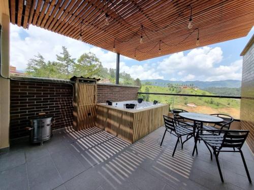 Guatape Appartement | Apartment with a hot tub and a view of Guatapé lake