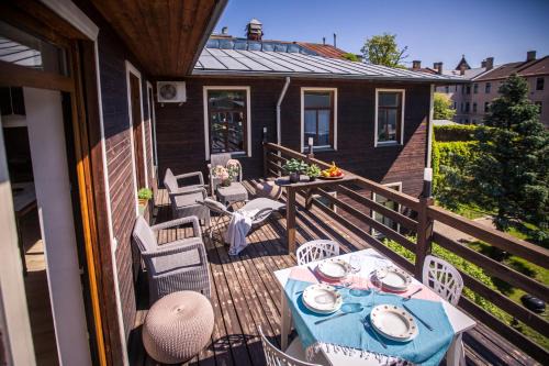 Agenskalns Appartement | Apartment with a terrace and a hot tub
