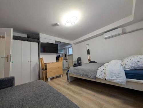 Walldorf Appartement | Apartment with AC, full kitchen, self check in, parking, 8 min to SAP campus, Wi Fi
