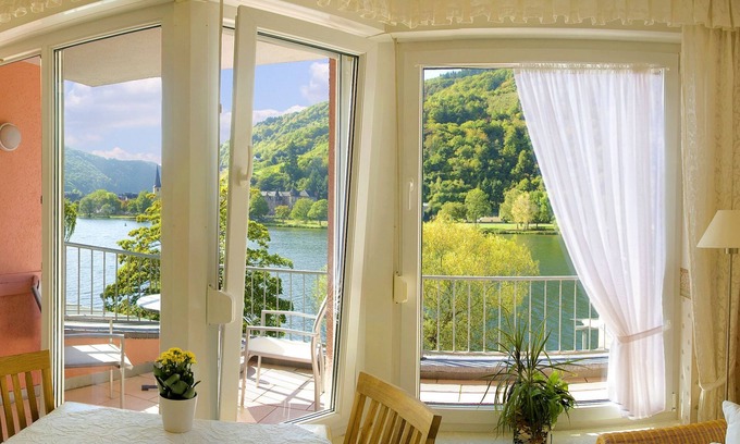 Bullay Appartement | Apartment with balcony directly on the banks and with a view of the Moselle