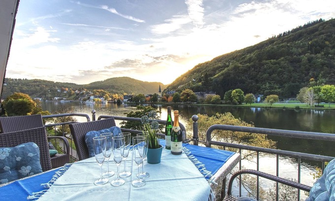 Bullay Appartement | Apartment with balcony directly on the banks and with a view of the Moselle