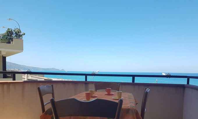 Piraino Maison | Appartement avec vue imprenable près du "TORRE DELLE CIAVOLE"