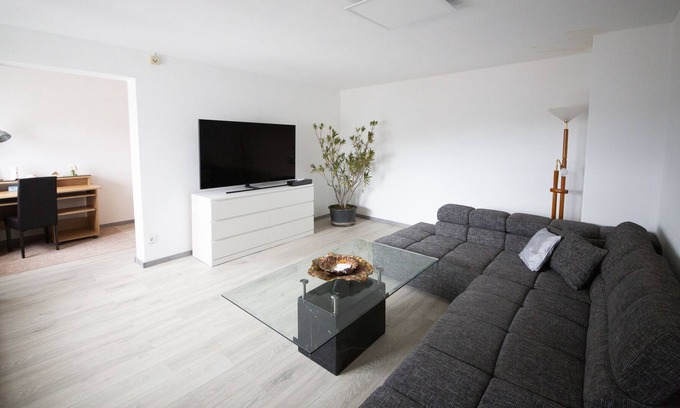 Konitz Appartement | Apartment with Netflix, Prime, WiFi, balcony & garden near the "Thuringian Sea"