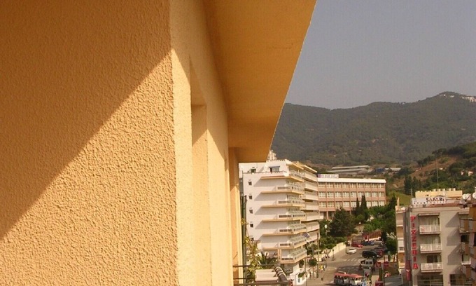 Calella Appartement | Appartement avec terrasse et vue sur la mer, la ville et les montagnes