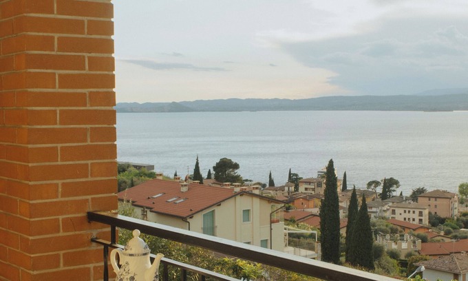 Torri del Benaco Appartement | 2 appartements dans une magnifique villa avec vue sur le lac. 0,5 km du village et le lac 2