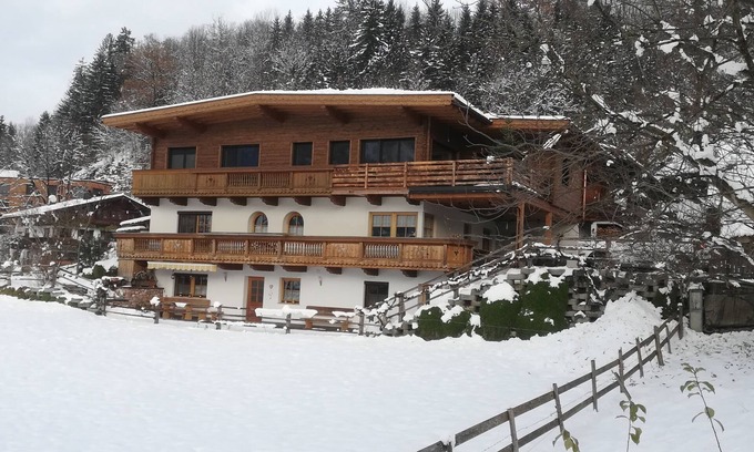 Hart im Zillertal Appartement | Apartment with mountain view