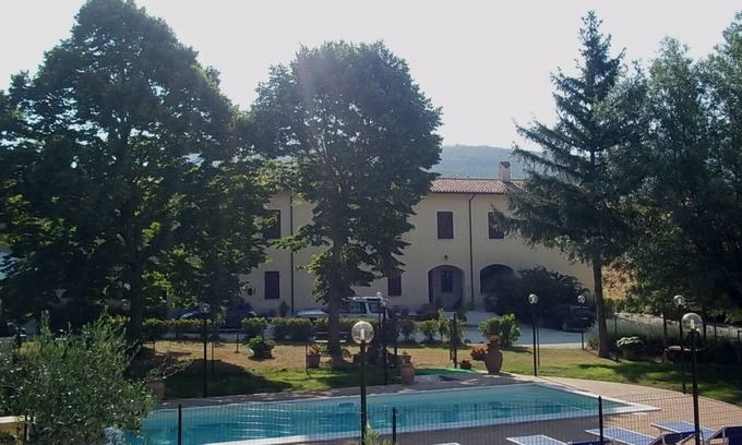 Nocera Umbra Autre | Apartment with pool in farmhouse sleeps 5 with 2 rooms