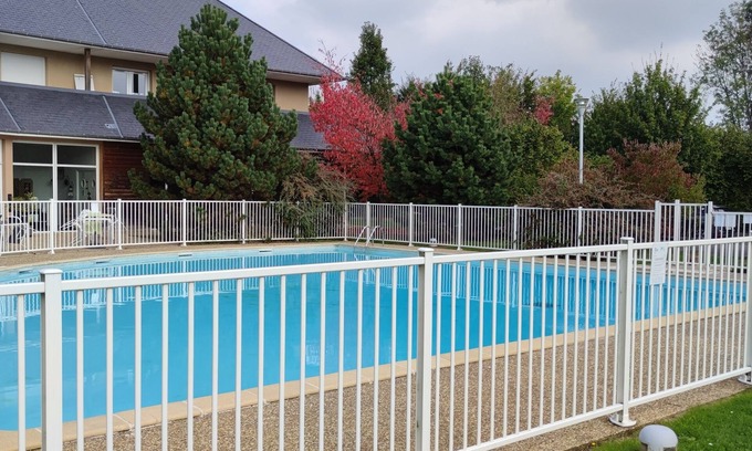 Equemauville Appartement | Apartment with pool near Honfleur